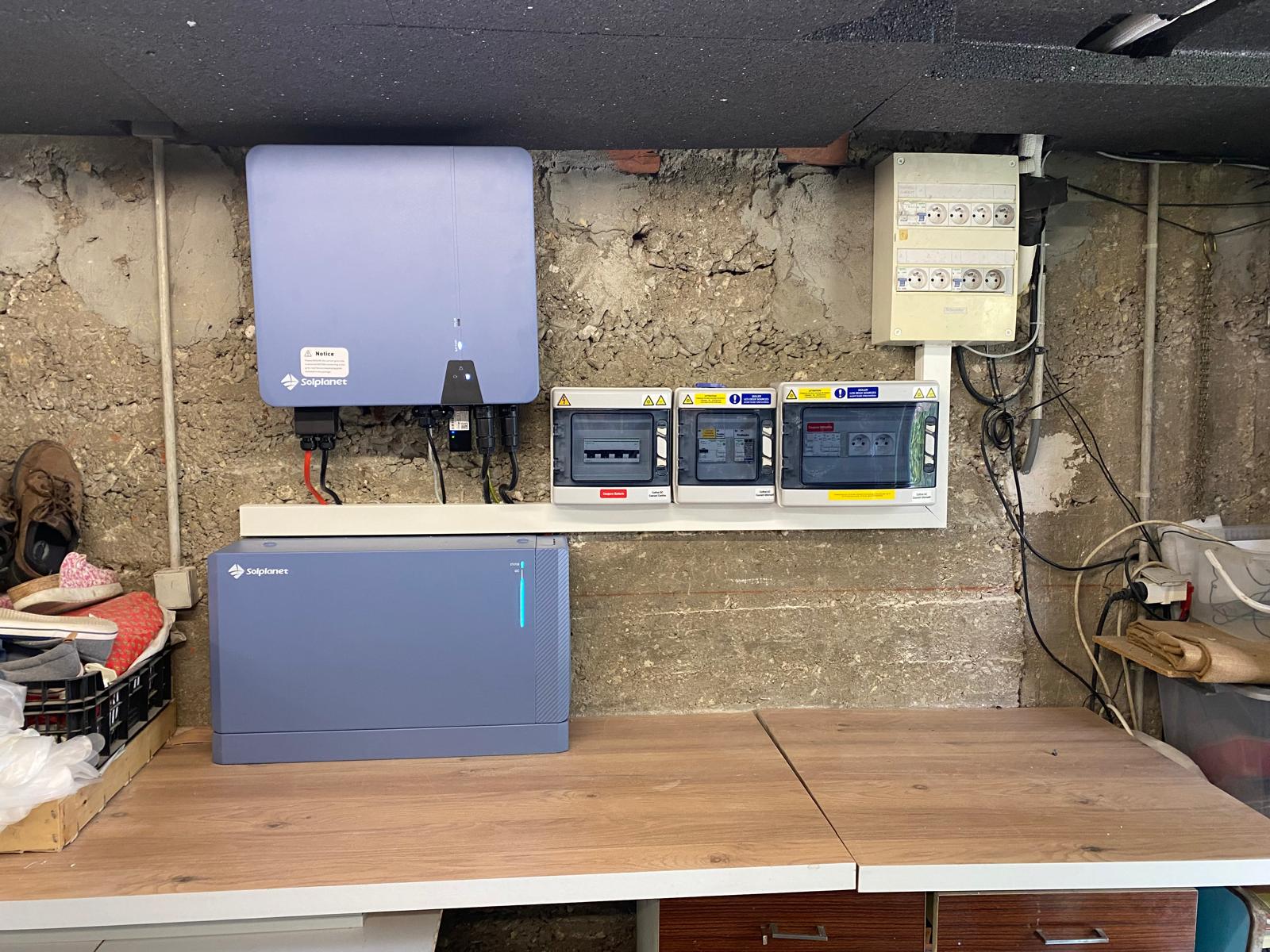 Ensemble onduleur et batterie portant la marque Solplanet