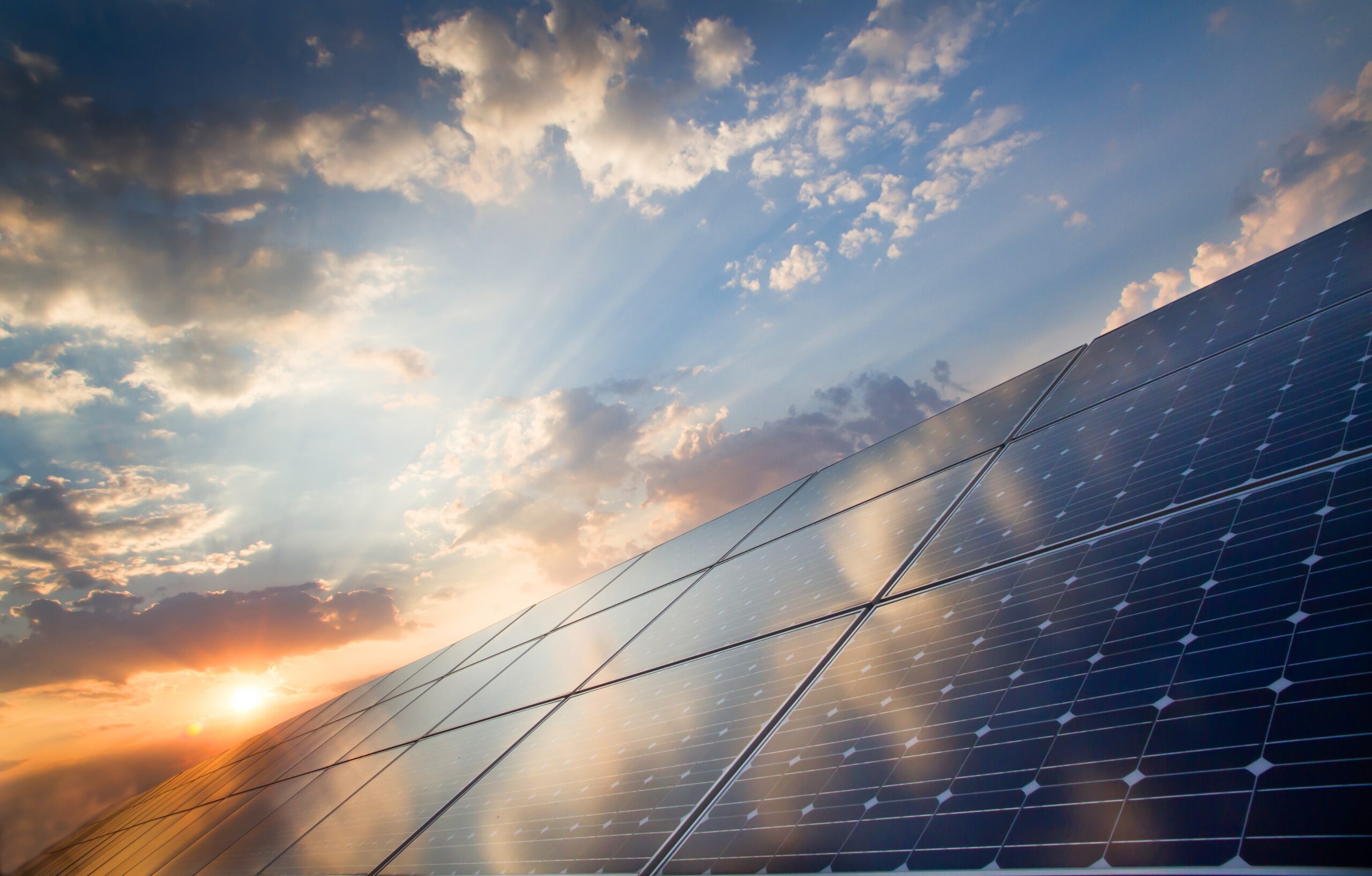 Panneaux photovoltaïques au coucher du soleil