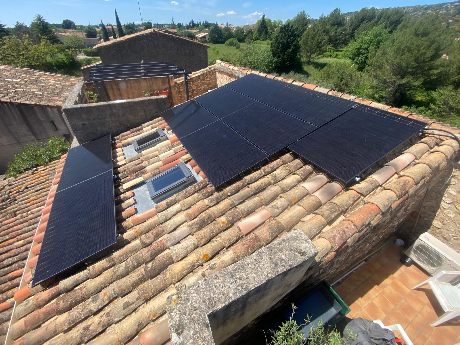 Panneaux photovoltaïques sur une toiture autour de fenêtres de toit